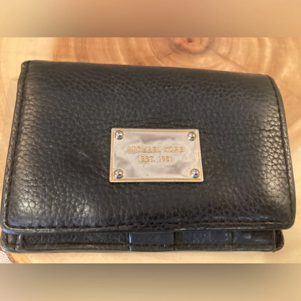 MICHAEL KORS Black Wallet Window‎ ID Credit Cards Slots Bi Fold JET SET
